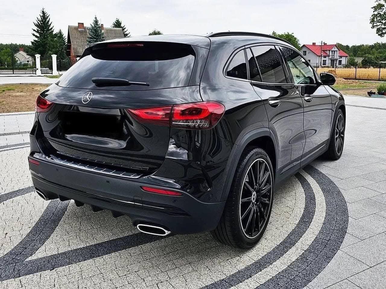 Mercedes-Benz GLA 200 D AMG Line | panoramique | full black | lumière ambiante