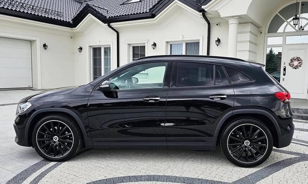 Mercedes-Benz GLA 200 D AMG Line | panoramique | full black | lumière ambiante