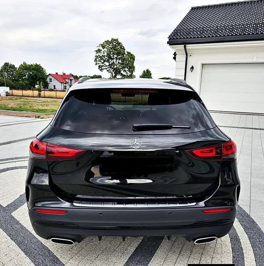 Mercedes-Benz GLA 200 D AMG Line | panoramique | full black | lumière ambiante