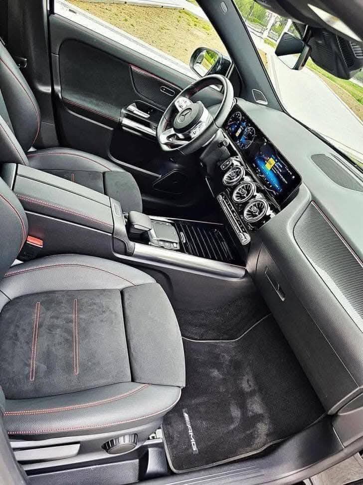 Mercedes-Benz GLA 200 D AMG Line | panoramique | full black | lumière ambiante