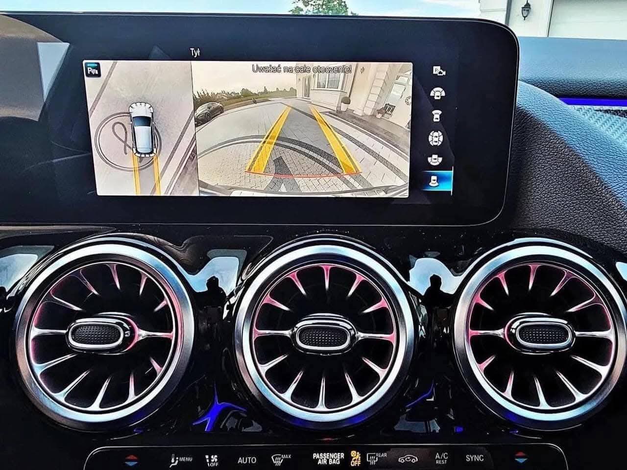 Mercedes-Benz GLA 200 D AMG Line | panoramique | full black | lumière ambiante