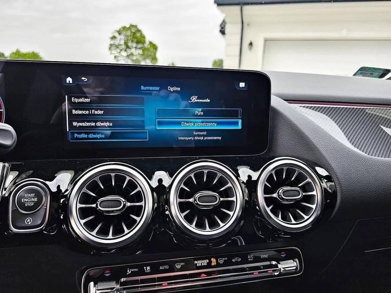 Mercedes-Benz GLA 200 D AMG Line | panoramique | full black | lumière ambiante