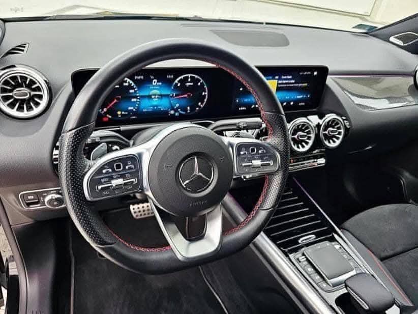 Mercedes-Benz GLA 200 D AMG Line | panoramique | full black | lumière ambiante