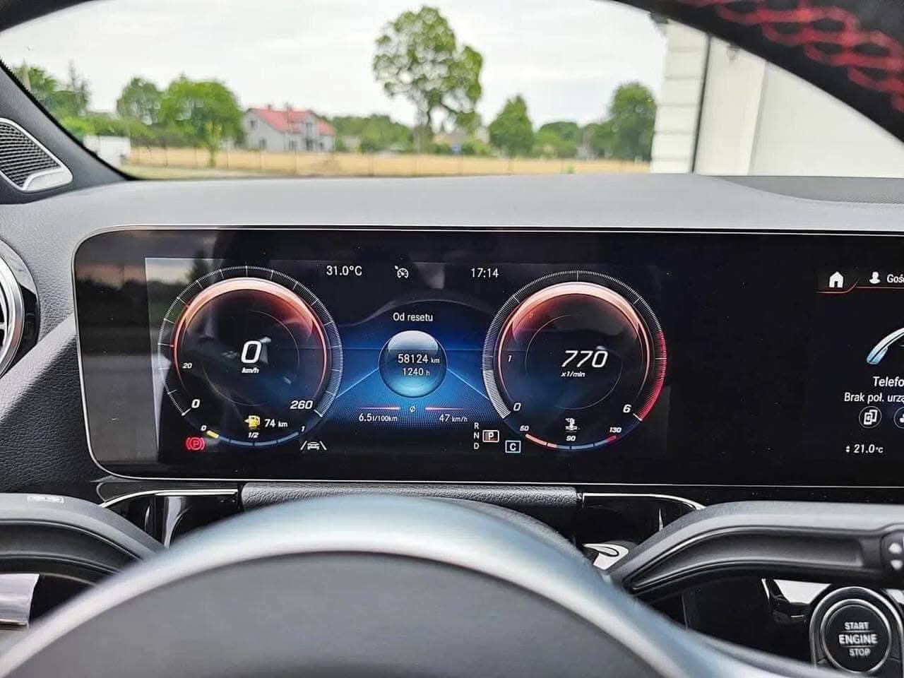 Mercedes-Benz GLA 200 D AMG Line | panoramique | full black | lumière ambiante