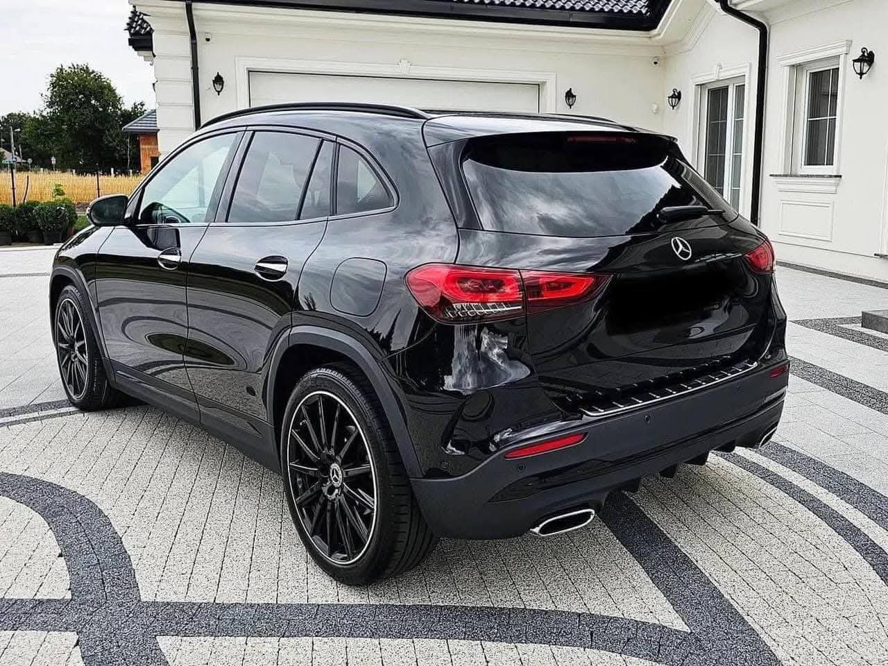 Mercedes-Benz GLA 200 D AMG Line | panoramique | full black | lumière ambiante